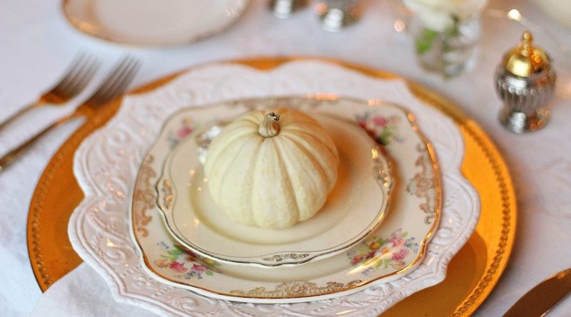 How to Set a Thanksgiving Table