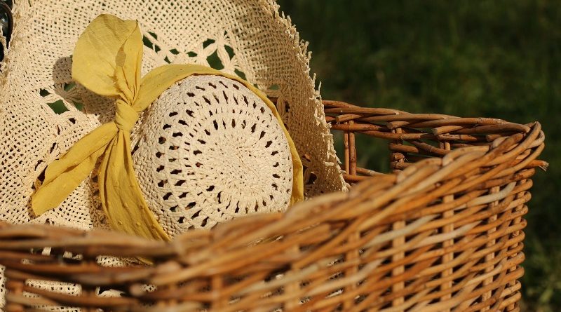 Easy Hummus Dip for your Next Picnic!