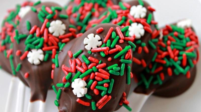 30 Days of Christmas Sweets: Cookie Butter Chocolate Covered Spoons #ChristmasSweets #ChristmasGifts #FoodGifts