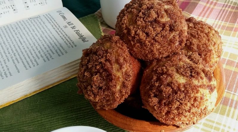 Deliciously Sweet Banana Muffins with Cinnamon Streusel Topping #Recipe