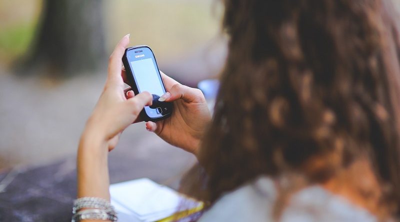 Did you know your child can go to jail for up to TWENTY years for sexting? Learn how to talk to your teens about sexting BEFORE they send nudes on their phones! #Teen #Parenting #Sexting #Vamping