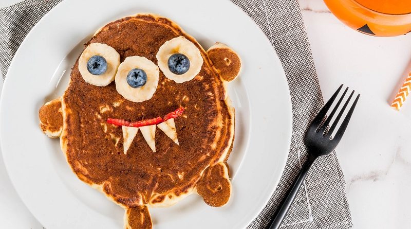 Easy Monster Pancakes make the perfect breakfast for Halloween Morning! Fuel up before the fun Halloween Festivities with these delicious fruit topped monster pancakes #Halloween #Monsters #FoodMonsters
