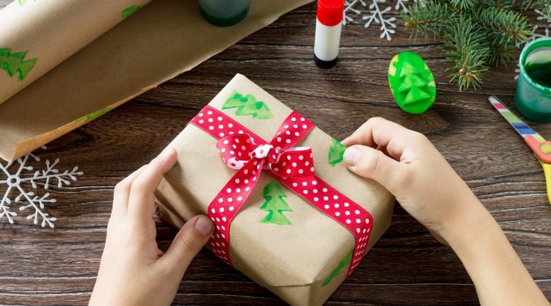 DIY Christmas Wrapping Paper Craft for Kids #ChristmasCraft #DIYChristmas #RecycledChristmas #GreenChristmas