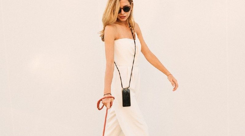 The strap is easily adjustable and the case has a sealable credit card holder to store cards, cash or headphones. The keebos phone necklace helps you keep your cell phone close and your hands free. #Keebos #iPhoneAccessories