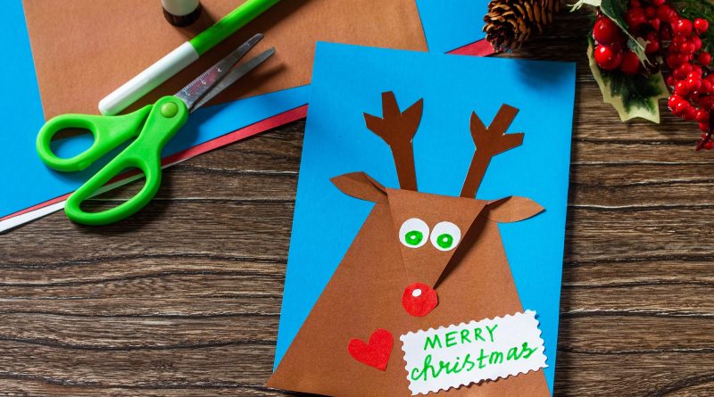 Easy paper reindeer Christmas card craft with scissors, glue, and construction paper supplies.